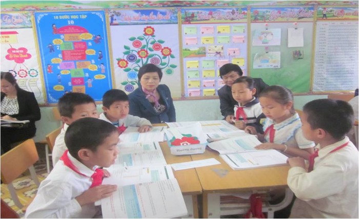 Bà Trần Thị Thắm - Phó vụ trưởng Vụ Giáo dục tiểu học trong một chuyến công tác Điện Biên năm 2014 thăm cơ sở triển khai mô hình VNEN, những trường này phải dùng Tiếng Việt lớp 1 Công nghệ giáo dục. Ảnh: dienbien.edu.vn.
