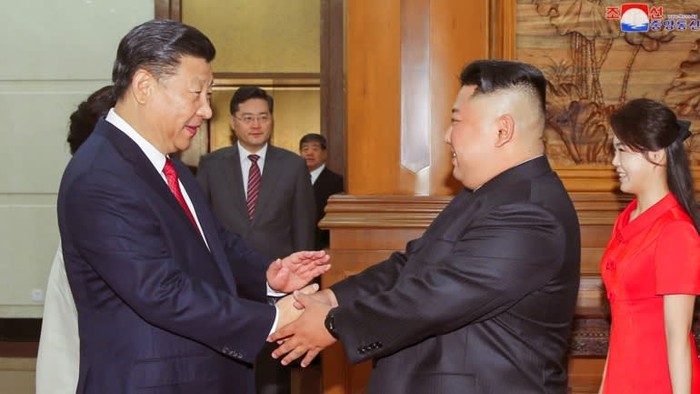 Chủ tịch Trung Quốc Tập Cận Bình và nhà lãnh đạo Triều Tiên Kim Jong-un, ảnh: KCNA / Reuters.