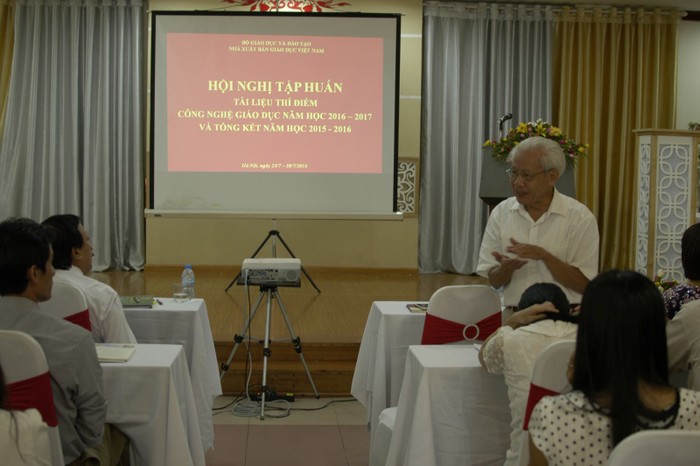 Giáo sư Hồ Ngọc Đại trong lễ tổng kết triển khai tài liệu thí điểm Công nghệ giáo dục năm 2014, ảnh: nxbgd.vn.