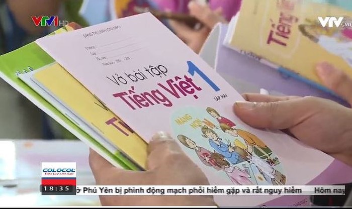 Vở bài tập in sẵn mà cha mẹ học sinh phải trang bị cho con mỗi đầu năm học mới, ảnh chụp màn hình phóng sự của VTV.