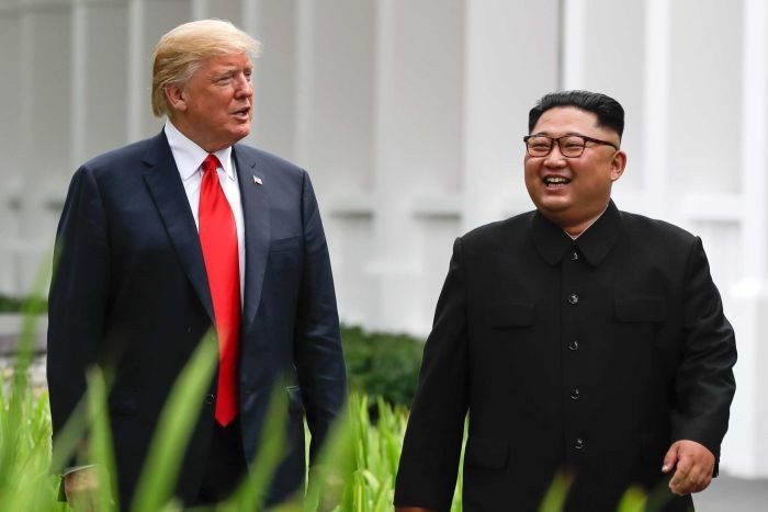 Tổng thống Hoa Kỳ Donald Trump và nhà lãnh đạo Triều Tiên Kim Jong-un tại Singapore ngày 12/6, ảnh: AP.