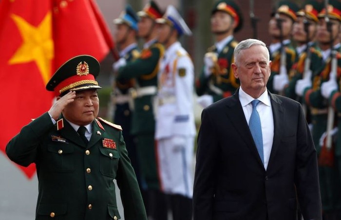 Bộ trưởng Quốc phòng Ngô Xuân Lịch và người đồng cấp Hoa Kỳ James Mattis trong chuyến thăm Việt Nam ngày 25/1/2018, ảnh: Reuters.