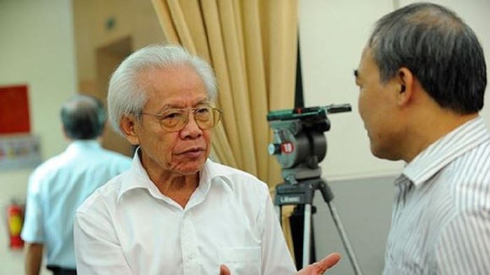 Giáo sư Hồ Ngọc Đại trao đổi với Tiến sĩ Nguyễn Vinh Hiển, ảnh: Báo VietnamNet.