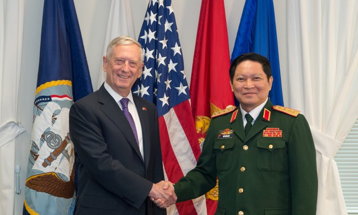 Bộ trưởng Quốc phòng Mỹ James Mattis và Bộ trưởng Quốc phòng Việt Nam Ngô Xuân Lịch, ảnh: Đại sứ quán Mỹ tại Việt Nam.