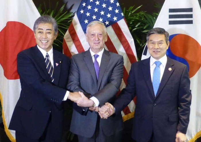 Bộ trưởng Quốc phòng Hàn Quốc, Hoa Kỳ và Nhật Bản gặp gỡ nhau tại Singapore.