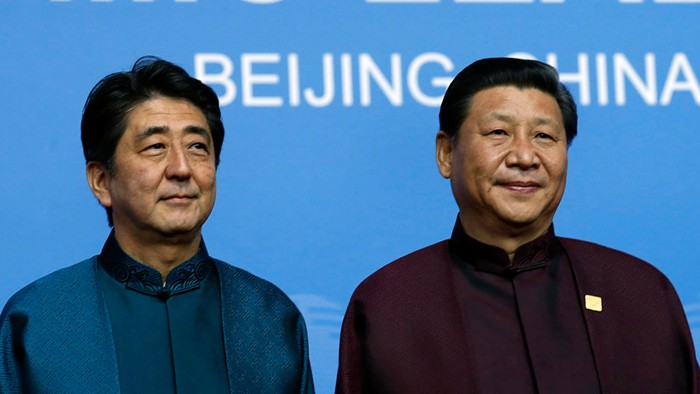 Thủ tướng Nhật Bản Shinzo Abe với Chủ tịch Trung Quốc Tập Cận Bình tại APEC Bắc Kinh tháng 11/2014. Ảnh: Nikkei Asian Review.