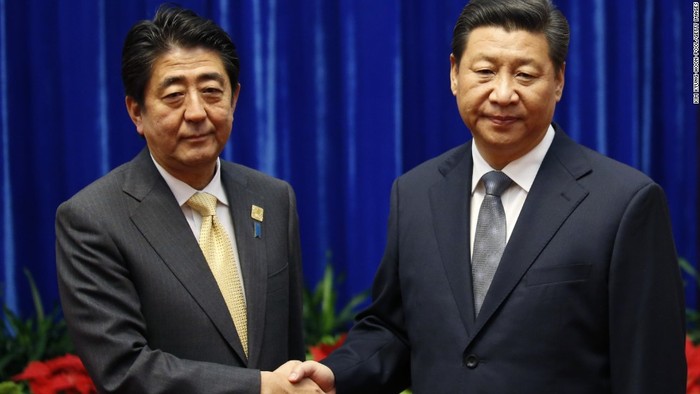 Ông Tập Cận Bình tiếp Thủ tướng Shinzo Abe tới Bắc Kinh dự Hội nghị thượng đỉnh APEC năm 2014 với tư cách nguyên thủ nước chủ nhà. Ảnh: CNN.