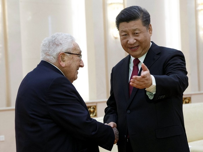 Ông Tập Cận Bình tiếp cựu Ngoại trưởng Mỹ Henry Kissinger tại Bắc Kinh ngày 8/11, ảnh: Reuters / Đa Chiều.