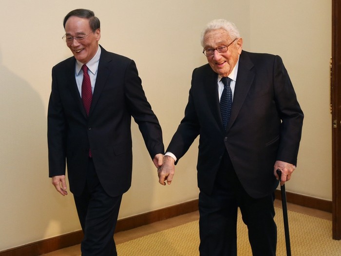 Phó chủ tịch nước Trung Quốc Vương Kỳ Sơn và cựu Ngoại trưởng Mỹ Henry Kissinger tại Singapore, ảnh: Tân Hoa Xã.