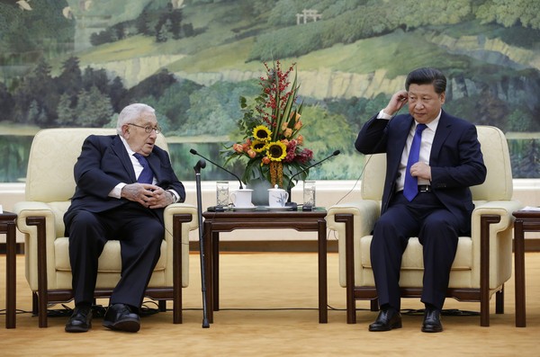 Cựu Ngoại trưởng Hoa Kỳ Henry Kissinger và Chủ tịch Trung Quốc Tập Cận Bình, ảnh: Zimbio.