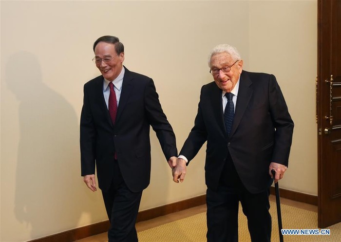 Phó chủ tịch Trung Quốc Vương Kỳ Sơn tiếp cựu Ngoại trưởng Mỹ Henrry Kissinger, ảnh: Tân Hoa Xã.