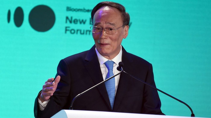 Phó chủ tịch Trung Quốc Vương Kỳ Sơn phát biểu tại Diễn đàn Kinh tế mới Bloomberg, Singapore. Ảnh: FT.