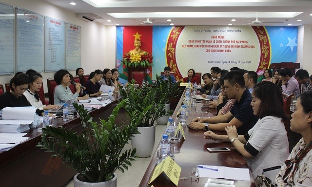 Buổi đối thoại giữa Ban giám hiệu Trường Trung học cơ sở Thanh Xuân và Ban đại diện phụ huynh chiều 12/11. Ảnh: Thái San / Báo Kinh tế &amp; Đô thị.