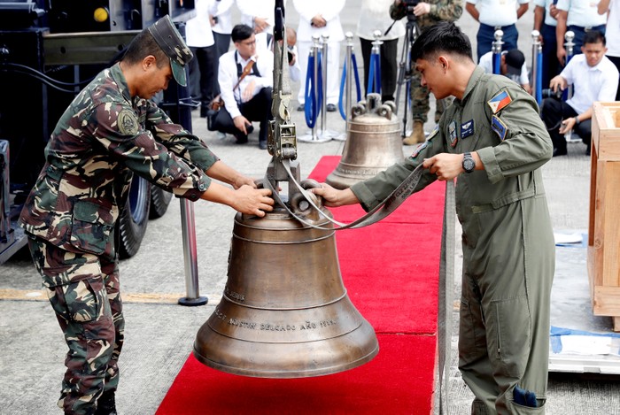 Quả chuông Balangiga được Hoa Kỳ trao trả cho Philippines. Ảnh: Nikkei Asian Review.