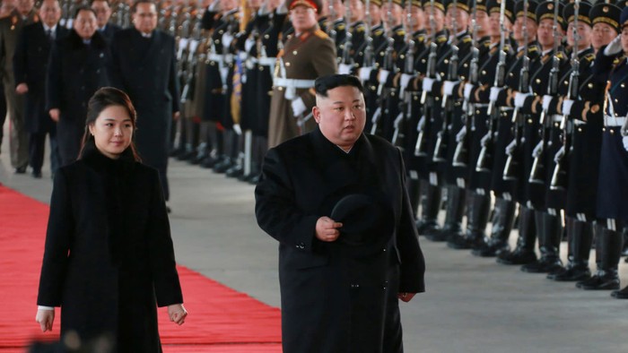 Vợ chồng nhà lãnh đạo Triều Tiên Kim Jong-un trước khi rời Bình Nhưỡng đi Trung Quốc ngày 7/1, ảnh: Reuters / Nikkei Asian Review.