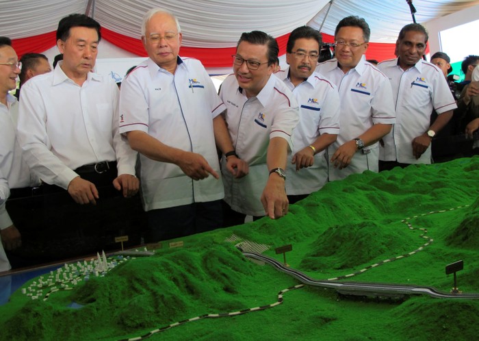 Tháng 8/2017, Thủ tướng Malaysia Najib Razak, thứ hai từ trái sang, nghe thuyết minh mô hình dự án tuyến Đường sắt liên kết bờ biển phía Đông tại Kuantan Bahang, Malaysia. Ảnh: Reuters