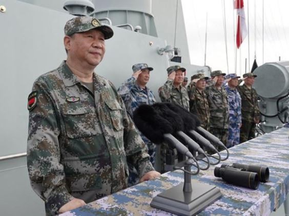 Ông Tập Cận Bình trong quân phục dã chiến trực tiếp quan sát cuộc tập trận trên Biển Đông tháng Tư 2018, ảnh: CNN.