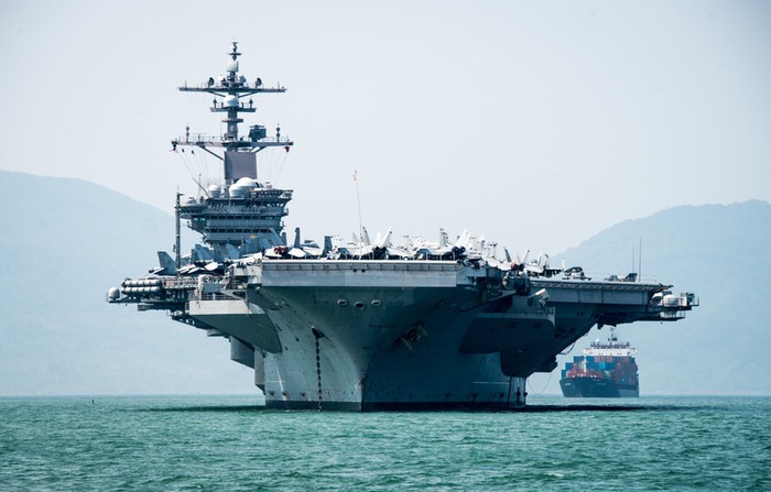 Tàu sân bay USS Carl Vinson thăm cảng Đà Nẵng, Việt Nam ngày 5 tháng Ba 2018. Ảnh: defense.gov.