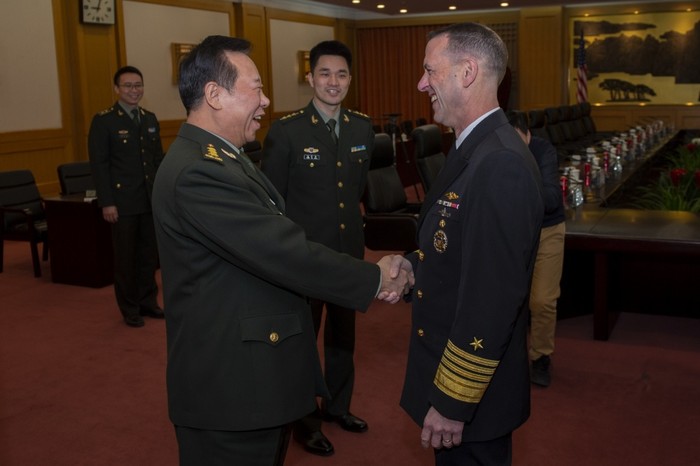 Đô đốc John Richardson trong cuộc gặp tướng Lý Tác Thành tại Bắc Kinh, ảnh: USNI News.