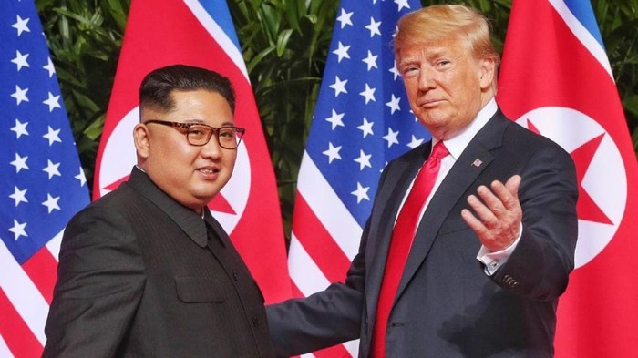 Chủ tịch Cộng hòa Dân chủ nhân dân Triều Tiên Kim Jong-un và Tổng thống Hợp chúng quốc Hoa Kỳ Donald Trump trong hội nghị thượng đỉnh lần thứ nhất tháng Sáu 2018, ảnh: AP.