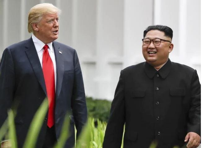 Tổng thống Donald Trump và Chủ tịch Triều Tiên Kim Jong-un trong cuộc gặp thượng đỉnh lần 1 tại Singapore ngày 12/6/2018, ảnh: AP.