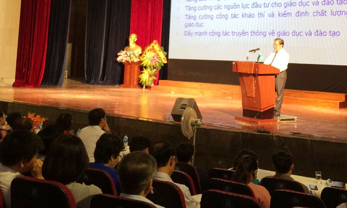 Phó Giám đốc Sở Giáo dục và Đào tạo Hà Nội Lê Ngọc Quang phát biểu tại lễ tổng kết năm học 2017-2018, ảnh: Báo Kinh tế và Đô Thị.
