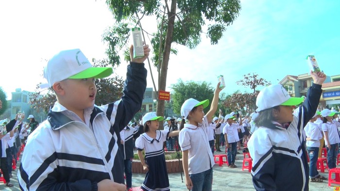 Học sinh trường Tiểu học Trần Hưng Đạo thành phố Phủ Lý tỉnh Hà Nam trong lễ phát động Sữa học đường 2018, các em uống sữa bột pha lại thay cho sữa tươi, ảnh: hanam.gov.vn.