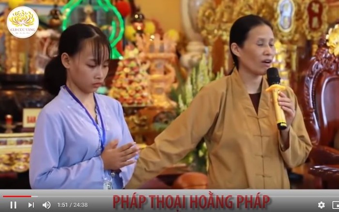 Bà Phạm Thị Yến (phải) và một Phật tử được cho là bị &quot;vong nhập&quot;, ảnh chụp màn hình.