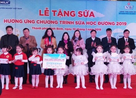 Đại diện Công ty Cổ phần Sữa chuyên nghiệp Việt Nam (VP Milk) trao quà cho học sinh trường Mầm non Nam Thành, thành phố Ninh Bình tỉnh Ninh Bình. Ảnh: Báo Ninh Bình.