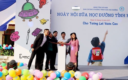 Ông Bùi Quang Cẩm cùng các đại biểu bấm bút khởi động Ngày hội Sữa học đường Hà Nam năm 2017. Ảnh: hanam.gov.vn.