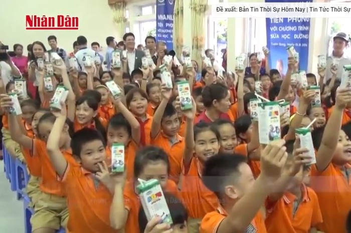 Học sinh Trường Tiểu học Trảng Đà uống sữa bột pha lại trong lễ phát động Chương trình Sữa học đường 2016, ảnh chụp màn hình phóng sự của Truyền hình Nhân dân.