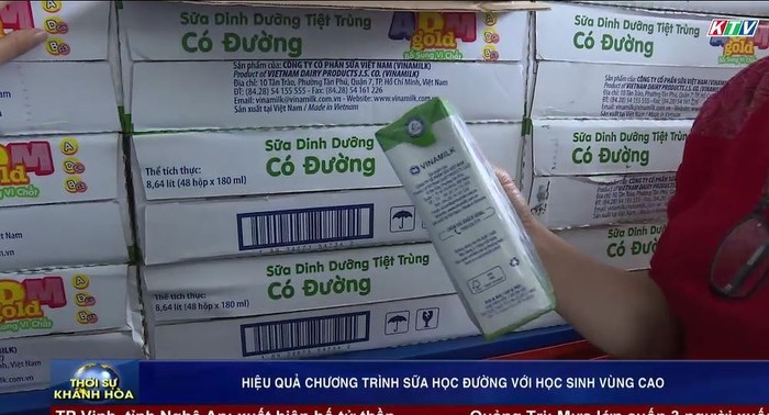 Sản phẩm Sữa học đường tại Khánh Hòa là sữa bột pha lại của Vinamilk dưới tên gọi mĩ miều &quot;sữa dinh dưỡng&quot;, ảnh minh họa chụp màn hình phóng sự của Đài truyền hình Khánh Hòa.