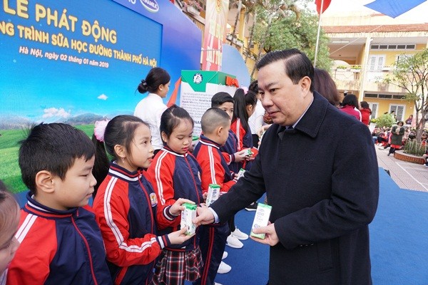 Giám đốc Sở Giáo dục và Đào tạo kiêm Phó trưởng ban thường trực Ban chỉ đạo Sữa học đường Hà Nội, ông Chử Xuân Dũng trong ngày phát động chương trình 2/1/2019, ảnh: hanoi.gov.vn.
