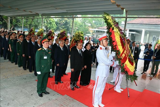 Đoàn đại biểu Ban Chấp hành Trung ương Đảng Cộng sản Việt Nam chuẩn bị vào viếng nguyên Chủ tịch nước, Đại tướng Lê Đức Anh. Ảnh: TTXVN