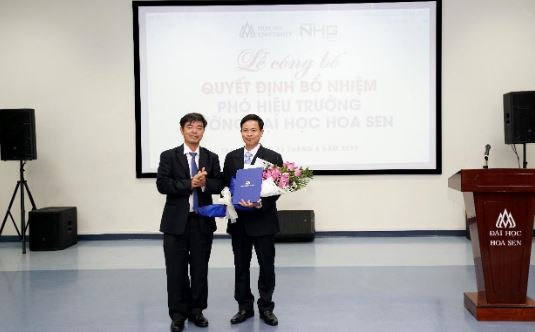 Phó giáo sư - Tiến sĩ Thái Bá Cần trao quyết định bổ nhiệm Phó Hiệu trưởng cho Phó giáo sư - Tiến sĩ Nguyễn Ngọc Vũ.