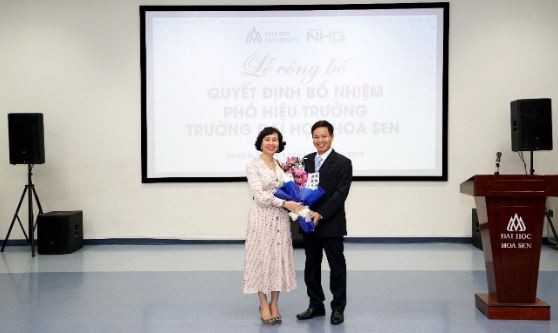 Nhà giáo ưu tú - Giáo sư - Tiến sĩ Mai Hồng Quỳ - Hiệu trưởng nhà trường tặng hoa chúc mừng Phó giáo sư - Tiến sĩ Nguyễn Ngọc Vũ.