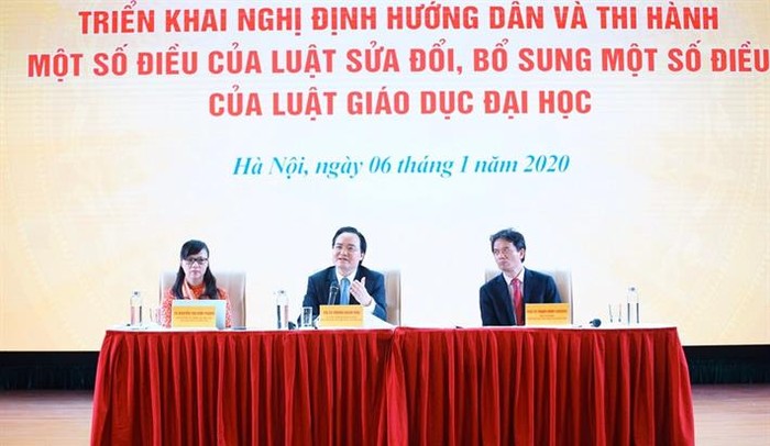 Bộ trưởng Phùng Xuân Nhạ (giữa) chủ trì hội nghị triển khai Nghị định số 99/2019/NĐ-CP ngày 6/1/2020. Ảnh: moet.gov.vn.