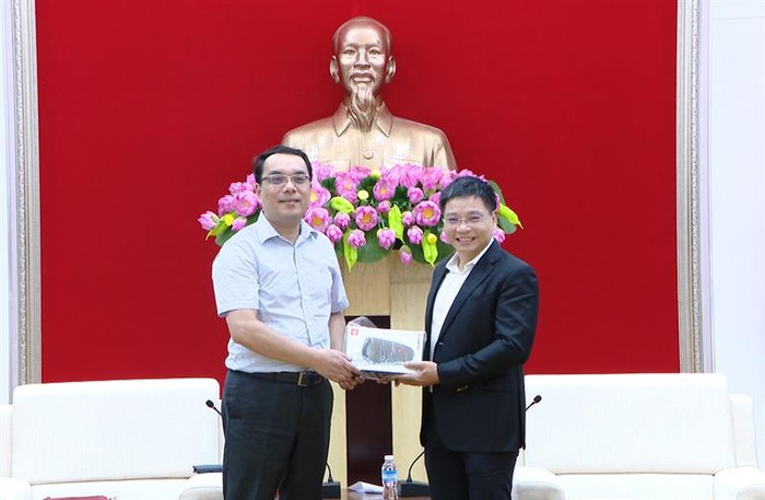 Chủ tịch Ủy ban nhân dân tỉnh Quảng Ninh Nguyễn Văn Thắng (bên phải) trong một buổi tiếp đại diện tập đoàn TLC (Trung Quốc), ảnh: quangninh.gov.vn.