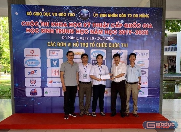 Em Phạm Thị Thùy Trang cùng thầy Cao Ngọc Sơn (thứ hai bên trái sang) tại cuộc thi Khoa học kỹ thuật Quốc gia năm học 2019-2020 (Ảnh: Nhân vật cung cấp).