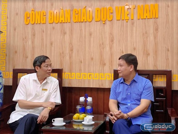 Tổng biên tập Tạp chí điện tử Giáo dục Việt Nam - nhà báo Nguyễn Tiến Bình (bên phải) có cuộc làm việc với Chủ tịch Công đoàn Giáo dục Việt Nam - Tiến sĩ Vũ Minh Đức (Ảnh: Thùy Linh).