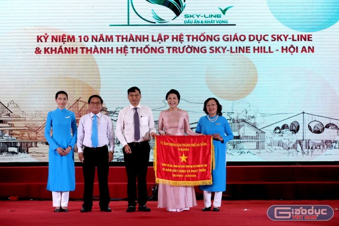 Lãnh đạo Ủy ban nhân dân thành phố Đà Nẵng tặng cờ cho hệ thống giáo dục Sky-Line vì những đóng góp cho sự nghiệp phát triển giáo dục của thành phố. Ảnh: AN.