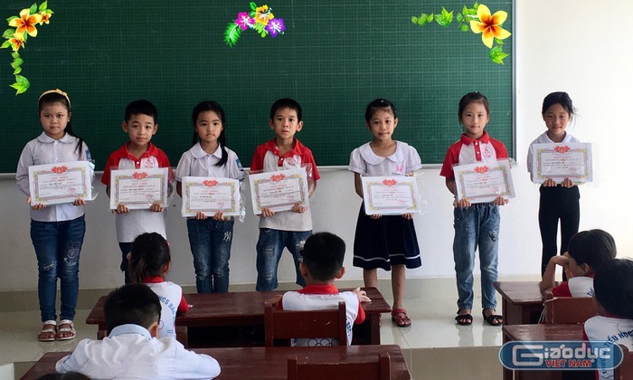 7 em học sinh lớp 1C Trường Tiểu học và Trung học cơ sở Bắc Sơn, huyện Hưng Hà, Thái Bình, được xếp loại tiên tiến xuất sắc trong năm học 2020 vừa qua trên sĩ số lớp 34 học sinh, một ví dụ hiếm hoi không khen thưởng hàng loạt mỗi dịp tổng kết. Ảnh chỉ mang tính chất minh họa, nguồn: GDVN.