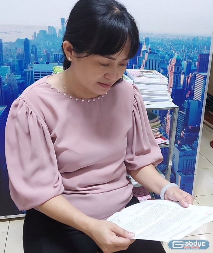 Cô Lê Thị Anh Đào đang đọc thư của Bí thư huyện ủy (Ảnh nhân vật cung cấp).