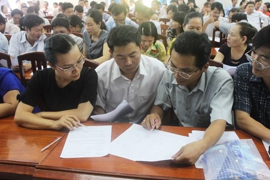 Các giám khảo chấm thi môn Toán kỳ thi tuyển sinh vào lớp 10 năm nay tiến hành chấm chung và thảo luận để thống nhất cách chấm. Ảnh minh họa: baobinhdinh.com.vn.