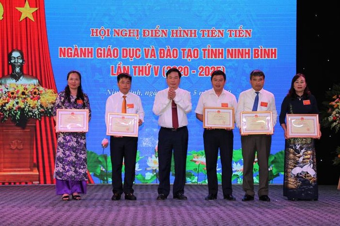 Khen thưởng các tập thể, cá nhân có thành tích xuất sắc trong phong trào thi đua yêu nước ngành Giáo dục tỉnh Ninh Bình giai đoạn 2015-2020, ảnh minh họa, nguồn: moet.gov.vn.