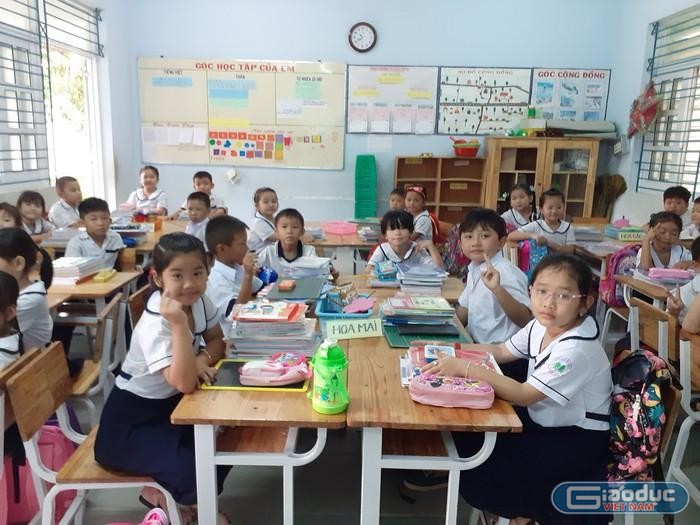 Học sinh ngồi chụm mặt vào nhau theo mô hình trường học mới VNEN (Ảnh: Phan Tuyết)