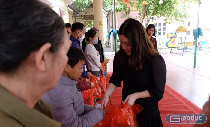 Bà Vũ Hồng Nhung - Trưởng phòng Truyền thông, Tạp chí điện tử Giáo dục Việt Nam tặng quà những hộ dân nghèo, khó khăn ở Thị xã Phú Thọ.