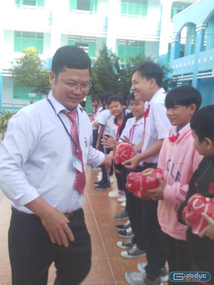 Thầy Phan Văn Trinh, Phó Hiệu trưởng nhà trường tặng heo đất cho phong trào “Nuôi heo đất tặng quà xuân cho bạn”.