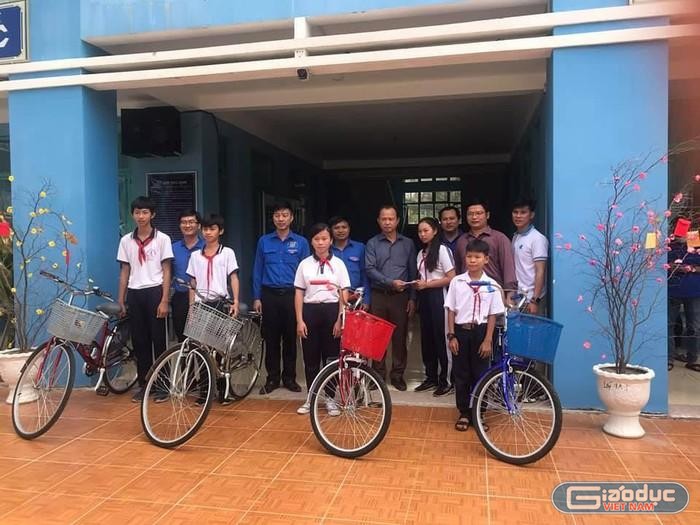 Tỉnh Đoàn Bà Rịa – Vũng Tàu , Huyện Đoàn Xuyên Mộc, Xã đoàn Bưng Riềng, Chi đoàn Agribank Bà Rịa – Vũng Tàu, cũng đã tặng 4 xe đạp cho học trò của trường.