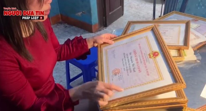 Cô Nguyễn Thị Tuất 6 năm liền đạt danh hiệu Chiến sĩ thi đua cấp cơ sở, từ 2012-2018, ảnh chụp từ clip trên Người đưa tin pháp luật.
